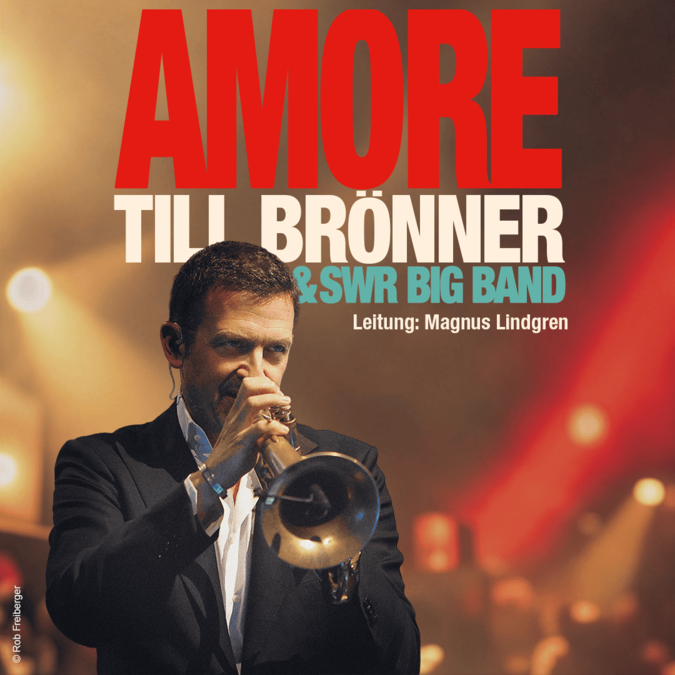 Plakat zur Veranstaltung „AMORE“ mit Till Brönner und der SWR Big Band unter der Leitung von Magnus Lindgren. Till Brönner ist im Vordergrund beim Trompetenspiel zu sehen, vor einem warm beleuchteten Bühnenhintergrund.