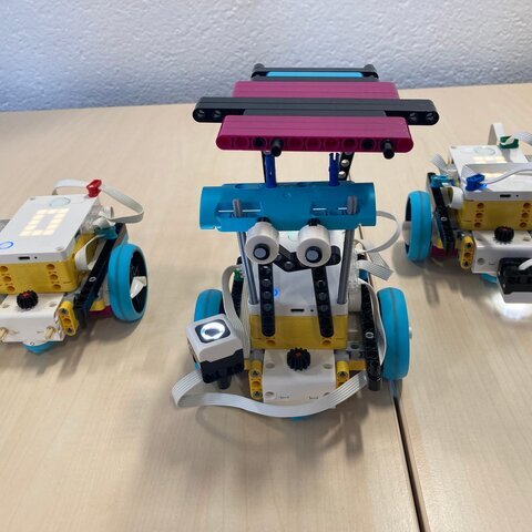 Foto von zusammengebauten Lego Spike Robotern