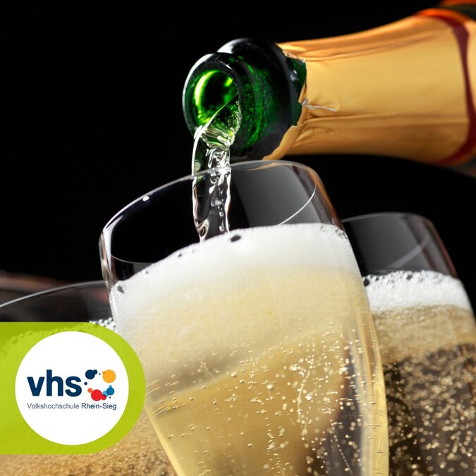 Champagner wird in ein Glas eingegossen
