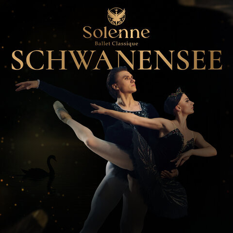Werbemotiv für das Ballett „Schwanensee“ von Solenne Ballet Classique: Ein Ballettpaar in schwarzen Kostümen posiert elegant vor dunklem Hintergrund mit goldener Schrift und einem Schwan im Hintergrund.
