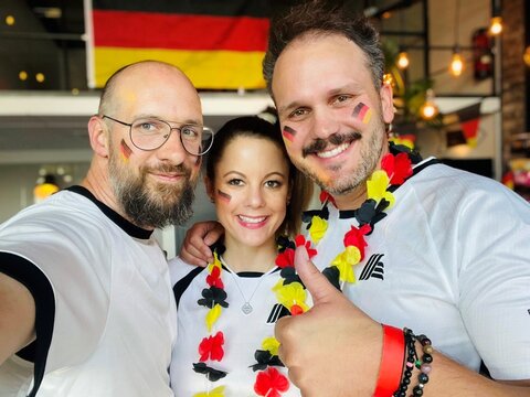 Drei Menschen beim Public Viewing im Quizloft Siegburg
