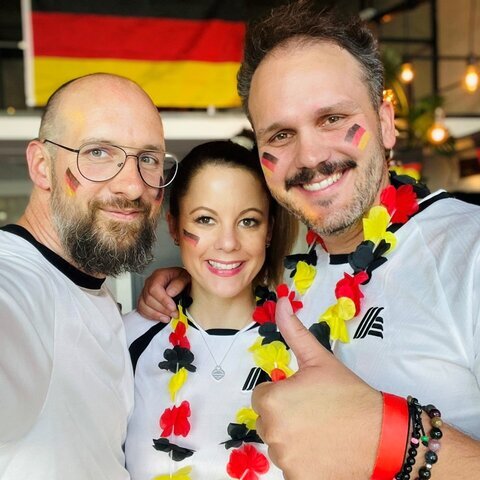 Drei Menschen beim Public Viewing im Quizloft Siegburg