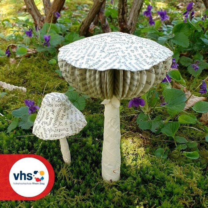 Herbstliche Deko Pilze aus Buchseiten und Tageszeitungen Herbstliche Deko Pilze aus Buchseiten und Tageszeitungen