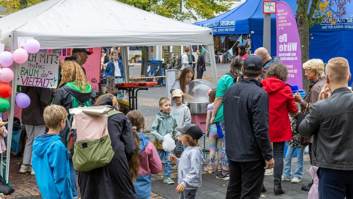 "Siegburg zeigt Haltung"; beim Weltkindertag am 20.9. in Siegburg - U. Neuser "Siegburg zeigt Haltung"; beim Weltkindertag am 20.9. in Siegburg