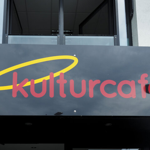 Kulturcafé Logo am Eingang