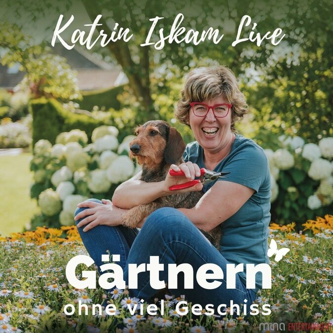In einem blühenden Garten sitzt eine lachende Person mit kurzer Frisur und roter Brille auf einer Wiese voller Blumen. Auf dem Schoß hält sie einen Hund und eine Gartenschere. Im Hintergrund stehen üppige Hortensien. Oben auf dem Plakat steht in Schreibschrift ‚Katrin Iskam Live‘. Unten in großen Buchstaben: ‚Gärtnern ohne viel Geschiss‘ In einem blühenden Garten sitzt eine lachende Person mit kurzer Frisur und roter Brille auf einer Wiese voller Blumen. Auf dem Schoß hält sie einen Hund und eine Gartenschere. Im Hintergrund stehen üppige Hortensien. Oben auf dem Plakat steht in Schreibschrift ‚Katrin Iskam Live‘. Unten in großen Buchstaben: ‚Gärtnern ohne viel Geschiss‘