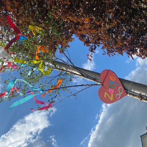 Maibaum der Bürgergemeinschaft vor St. Hedwig