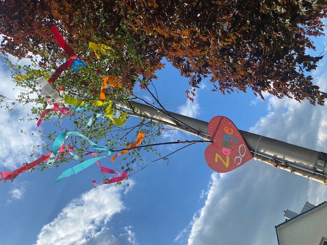 Maibaum der Bürgergemeinschaft vor St. Hedwig