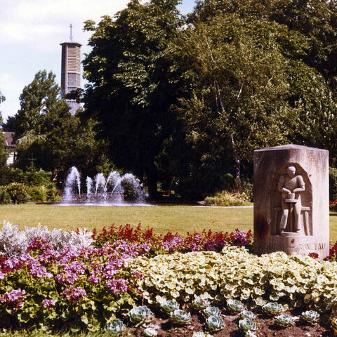 Meilenstein,1965 in einem Park am Mühlengraben.