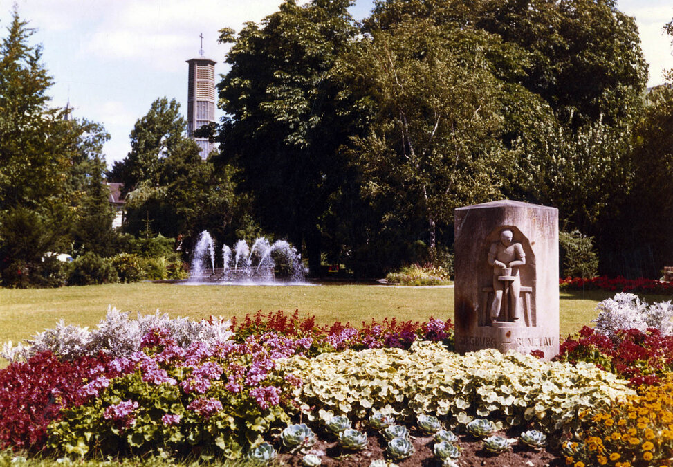 Meilenstein,1965 in einem Park am Mühlengraben. - Archiv der Kreisstadt Siegburg Meilenstein,1965 in einem Park am Mühlengraben.