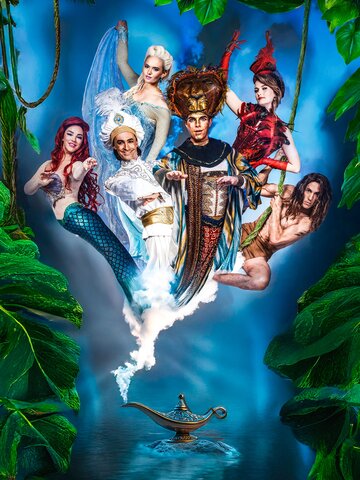 Eine fantasievolle, farbenprächtige Collage zeigt sechs märchenhafte Figuren, die aus blau-weißem Rauch einer goldenen Wunderlampe emporsteigen. Links eine Meerjungfrau mit rotem Haar und schillerndem türkisgrünem Fischschwanz. Daneben ein strahlender Mann in weißem orientalischem Gewand. In der Mitte steht eine imposante Figur mit goldener, kunstvoll verzierter Kopfbedeckung und prunkvollem Gewand. Rechts davon eine Frau in einem roten, federartigen Kostüm, die sich an einem Seil hält. Am oberen Rand schwebt eine elegante Frau in eisblauem Kleid mit heller Hochfrisur. Ganz rechts hält sich ein muskulöser Mann mit langen Haaren an einer Liane fest. Alles ist umrahmt von großen grünen Blättern, die eine magisch-dschungelartige Szene erzeugen.