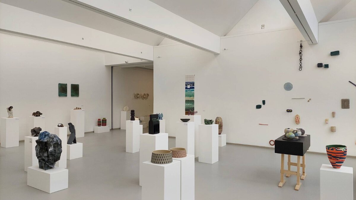 Blick in die Ausstellung zum Keramikpreis 2024 - Stadtbetriebe Siegburg AöR Blick in die Ausstellung zum Keramikpreis 2024